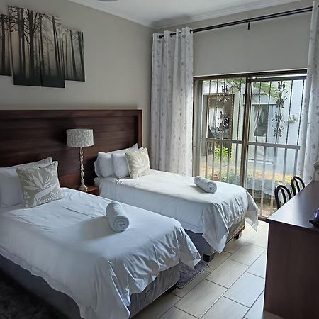 Three Olives Guesthouse เซนทูเรียน ภายนอก รูปภาพ