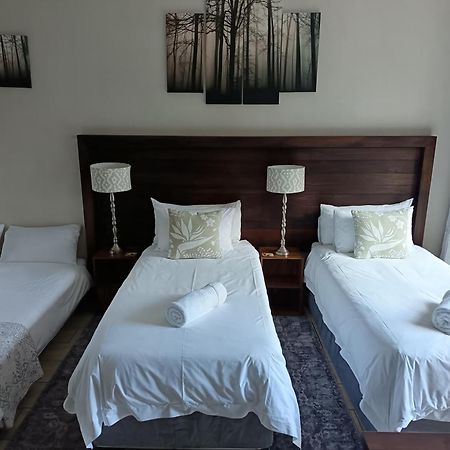 Three Olives Guesthouse เซนทูเรียน ภายนอก รูปภาพ