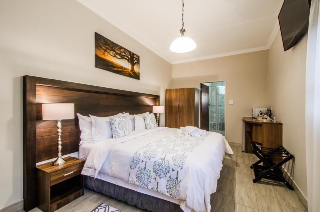 Three Olives Guesthouse เซนทูเรียน ภายนอก รูปภาพ