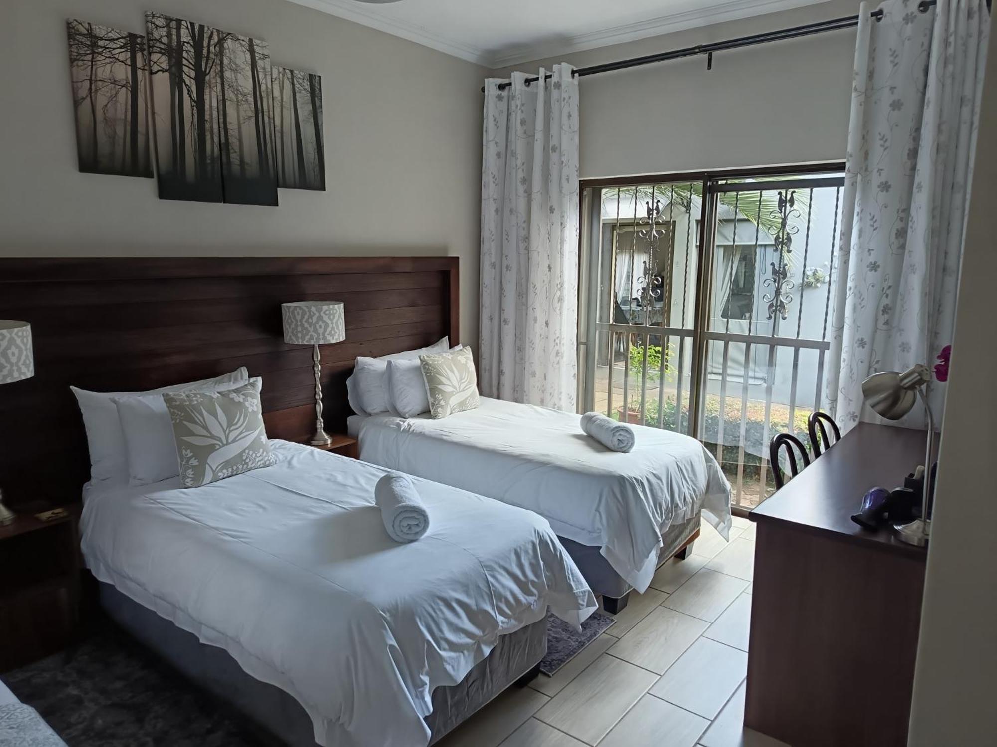 Three Olives Guesthouse เซนทูเรียน ภายนอก รูปภาพ