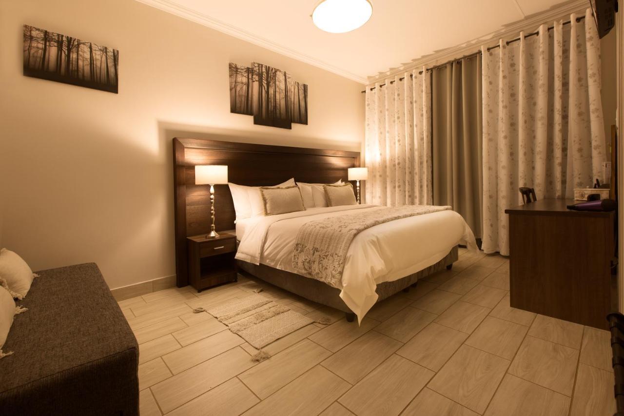 Three Olives Guesthouse เซนทูเรียน ภายนอก รูปภาพ